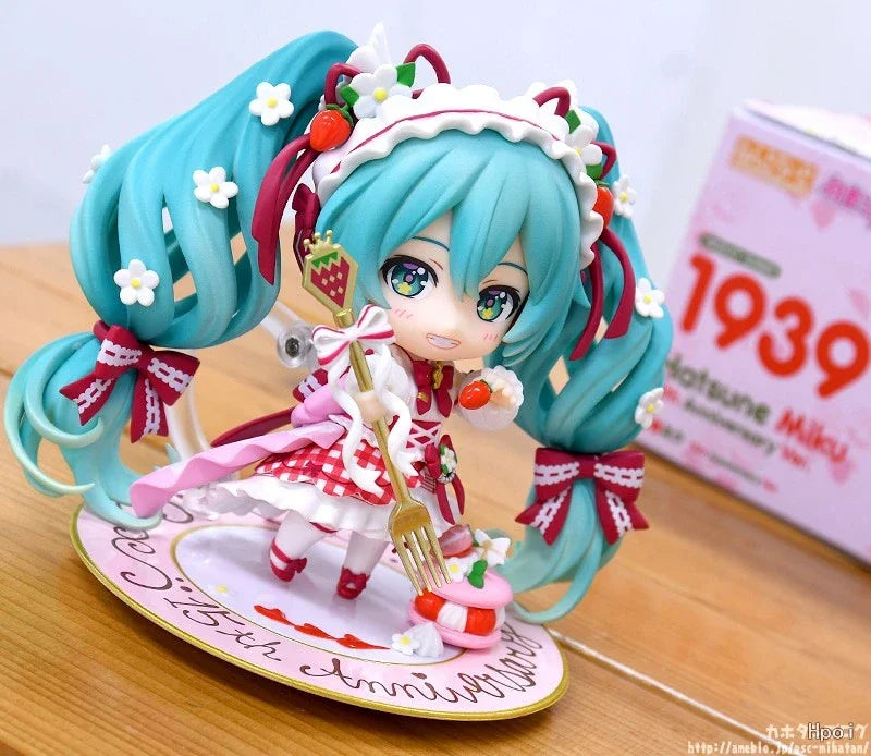 10cm #1939 Hatsune Miku Anime Figure 15th Anniversary Strawberry Miku Action Figure #1940 PVC Collection Model Doll Toys Gift